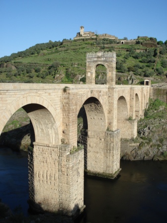 Alc�ntara - Romeinse brug en triomfboog van Trajanus